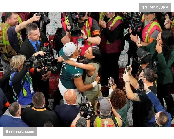 老鹰四分卫赫茨传球冲球俱佳 率队大胜巨人